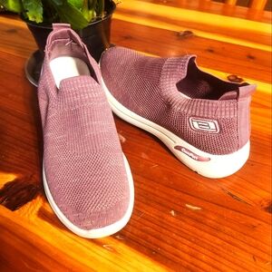 Pink slip in sneakers, stretchy and comfortable, 9.5